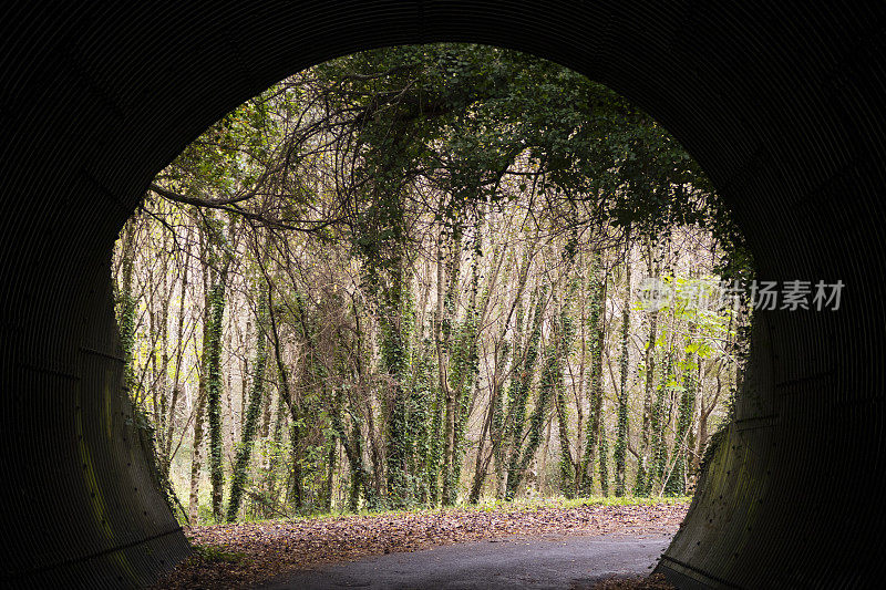 西班牙加利西亚阿贝贡多公路下的通道和隧道