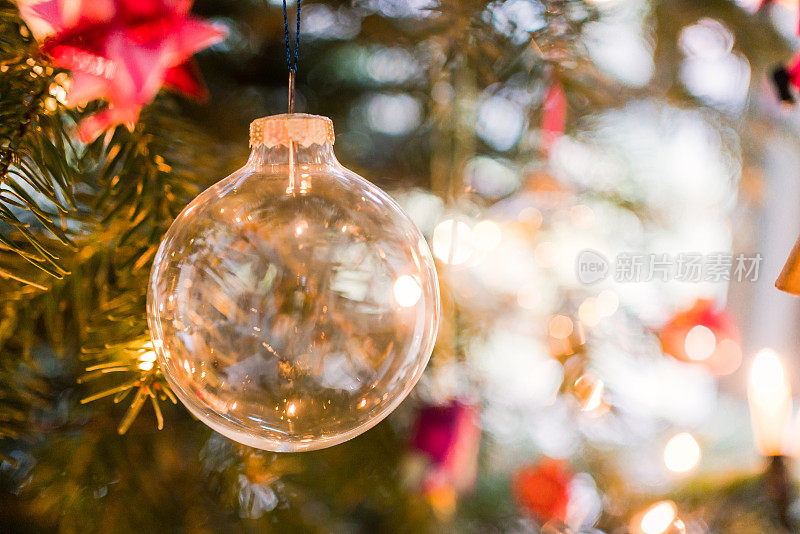 冷杉树上闪亮的圣诞装饰