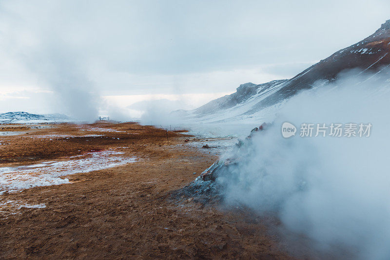 冰岛北部雪中的Hverir温泉谷风景