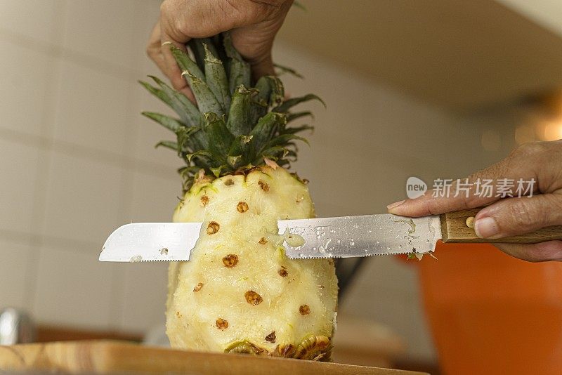 用小刀削菠萝皮