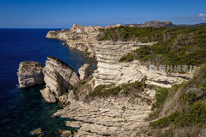 博尼法乔老城，戏剧性地坐落在一个受侵蚀的石灰岩岬上。法国科西嘉岛著名的，风景如画的“黑貂谷粒”岩石基地。