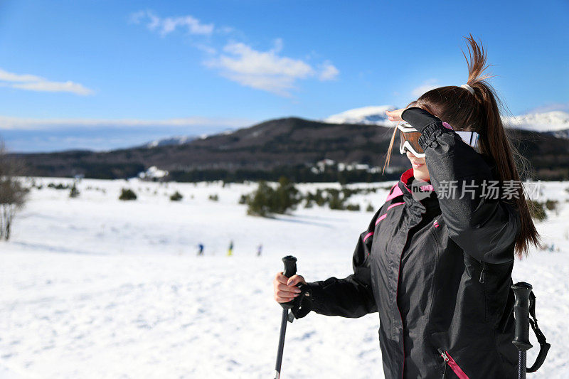 女子滑雪者在山上