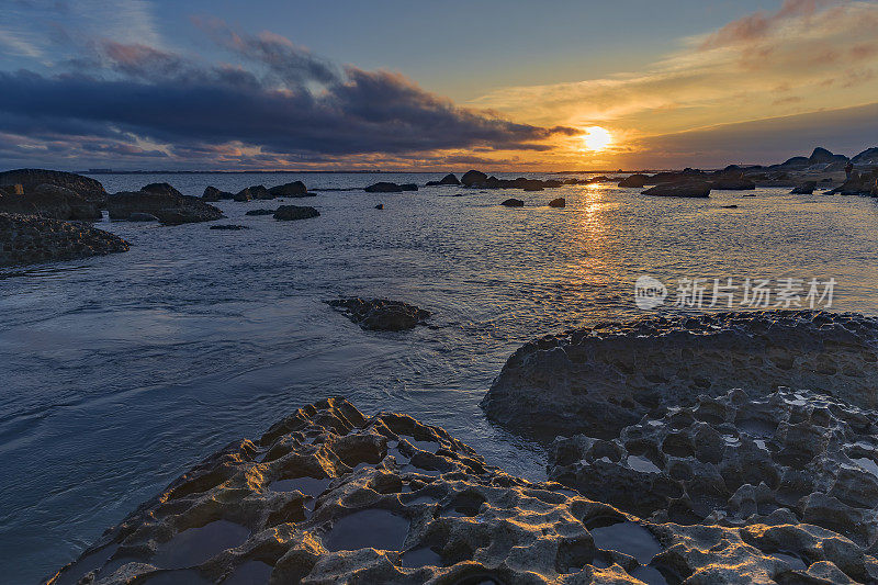 日出的海岸与岩石