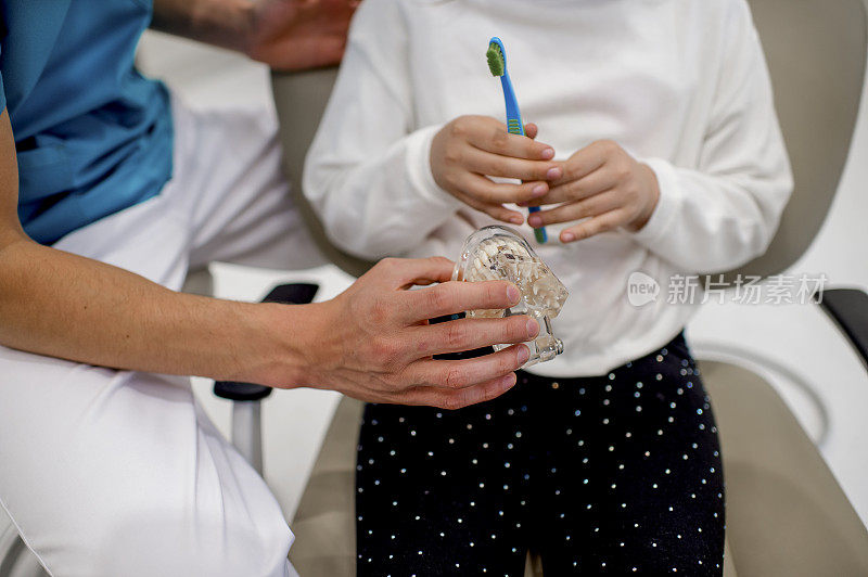 牙医教这个女孩如何正确刷牙