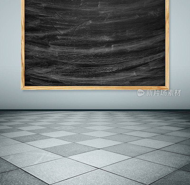 墙壁背景上的空白黑板