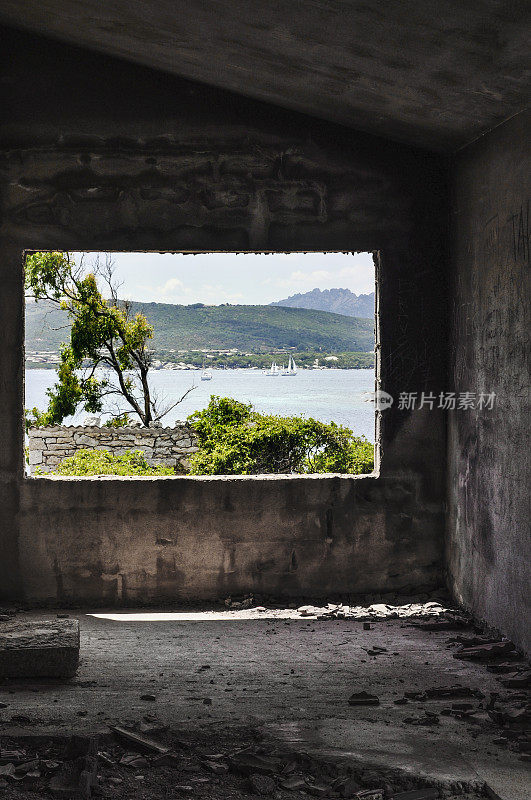 撒丁岛，从废弃的地方窗户看到美丽的海景