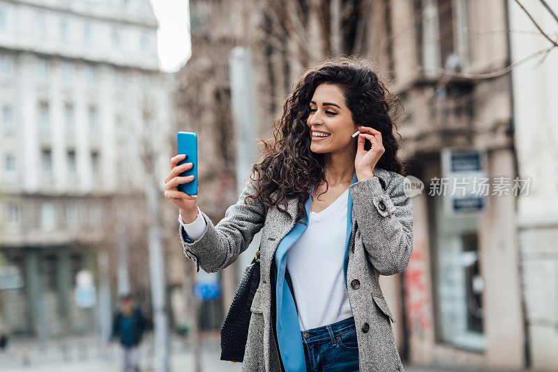 一个在网上边走边聊的漂亮女人的肖像