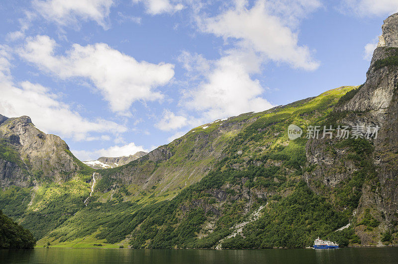 在挪威的Nærøyfjord渡轮在一个美丽的夏日