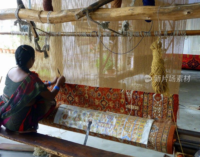 印度斋浦尔，一个不知名的女人在织布机前的后视图