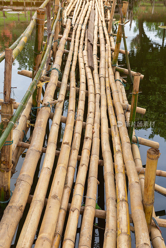农村灌溉渠上的竹桥，