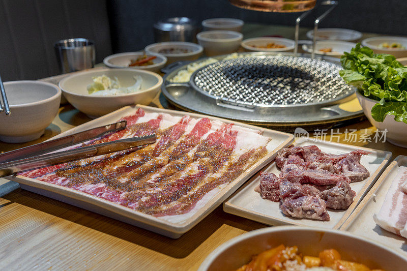 韩国烤肉或烤肉餐厅的生肉