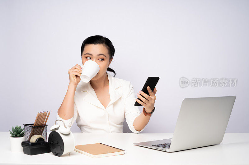 亚洲女性在工作和使用智能手机后休息一下。