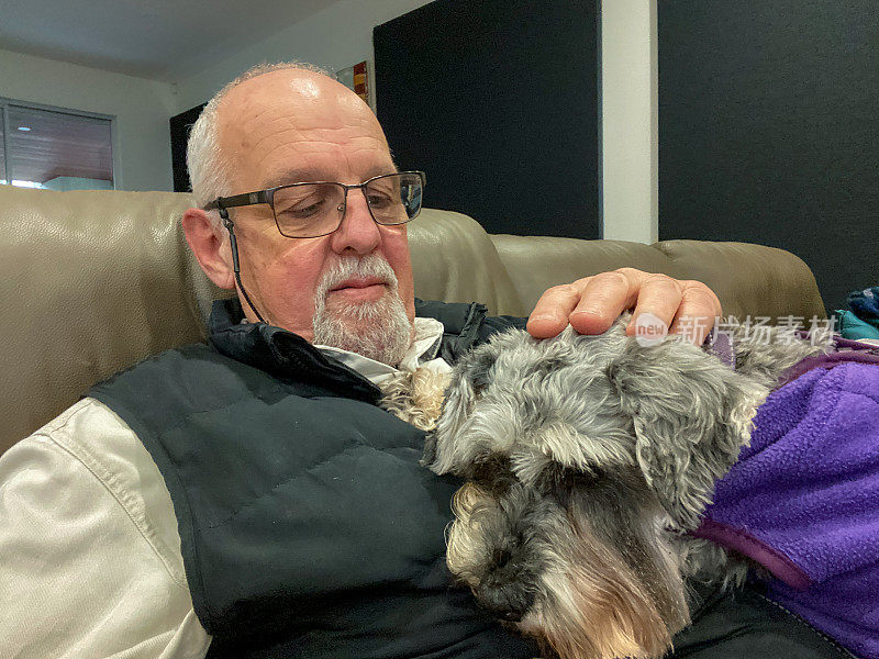 老年狗-生活中的一天:为老年男子和他的老年狗放松拥抱
