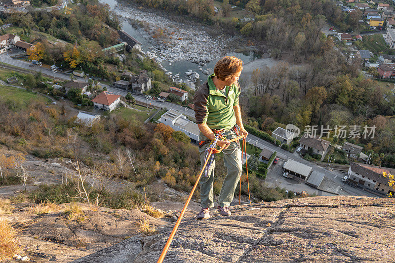 男子登山运动员准备下降