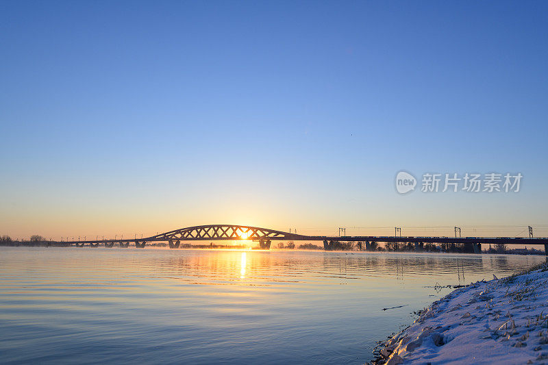 一个寒冷的冬天的早晨，位于兹沃勒附近IJssel河上的Hanzeboog火车桥