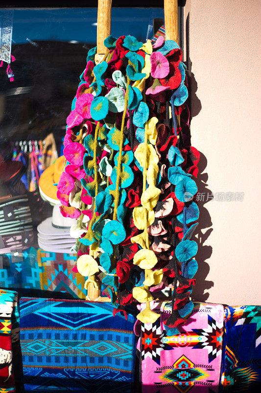 圣达菲，NM:阳光绒毯和墨西哥商品展示
