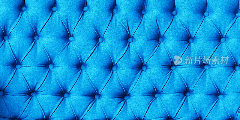 蓝色纽扣豪华图案，复制空间。Capitone纺织背景。切斯特菲尔德风格，方格软布家具内饰，菱形花纹，用纽扣装饰，合上