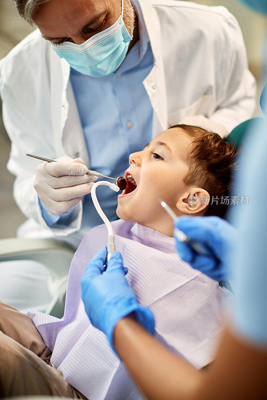 小男孩在牙科诊所做牙齿检查。