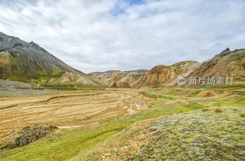 欧洲美丽独特的岛国冰岛的高地上的Landmannalaugar的令人叹为观止的彩色山丘