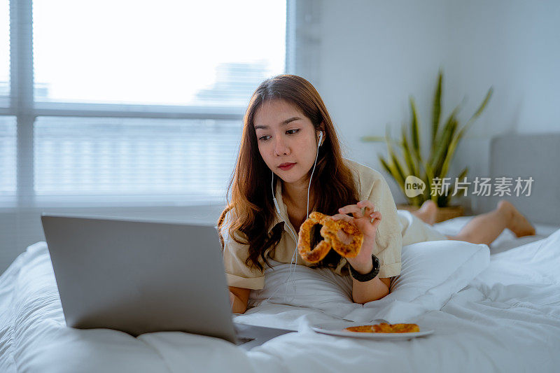 年轻漂亮的女商人在家里工作时使用笔记本电脑