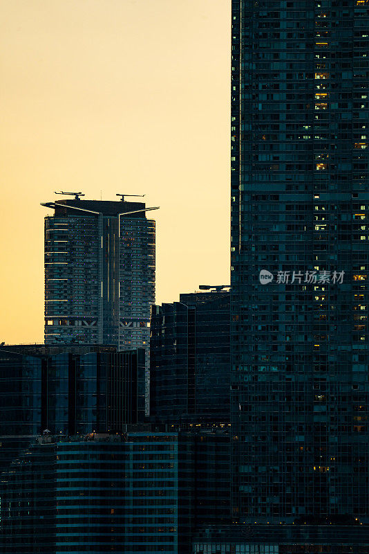 香港霓虹日落的标志性海港摩天大楼