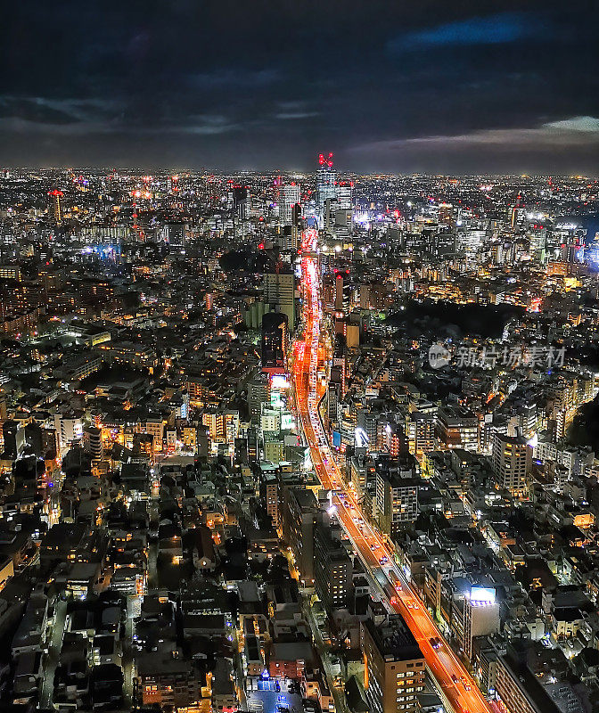 从六本木山鸟瞰夜间的涩谷