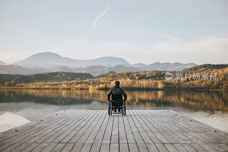 坐轮椅的残疾人在码头欣赏大自然