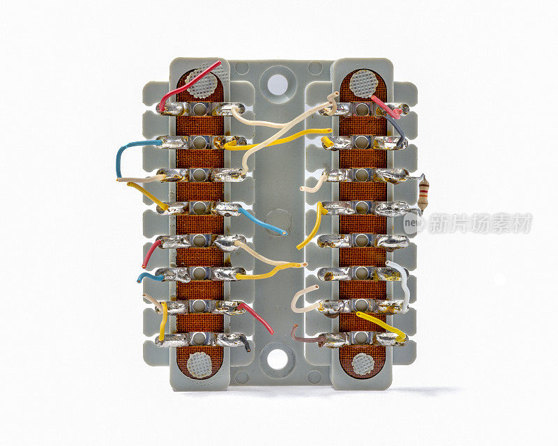 老式配电箱的电气连接。电线电缆。孤立的白色背景