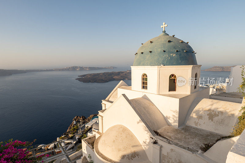 希腊圣托里尼岛，日出时的蓝色圆顶教堂