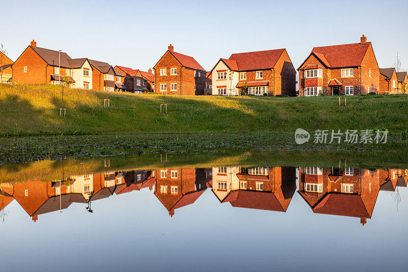 英格兰新开发的住宅和湖上的倒影