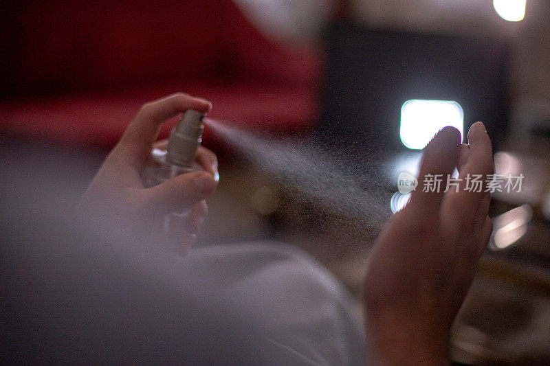 手持酒精喷雾瓶用于清洁冠状病毒