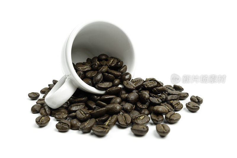 一杯烘培咖啡豆的咖啡