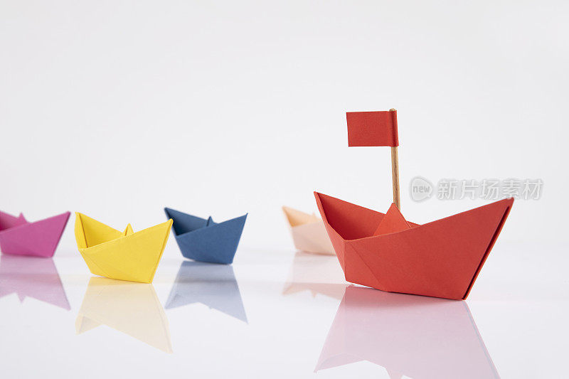 以红纸船引领其他船的领导理念