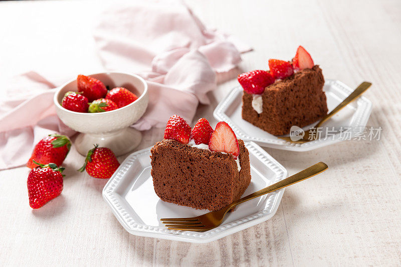 巧克力雪纺蛋糕配草莓和鲜奶油