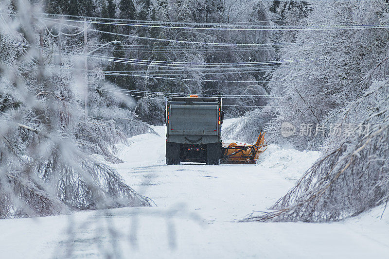 扫雪机在冰暴期间清理道路