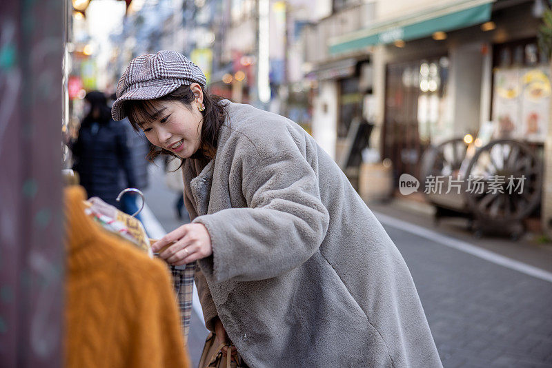 日本女人在街上购物
