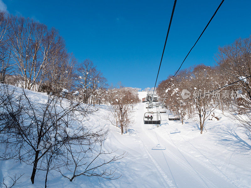 冬天人们乘坐滑雪缆车