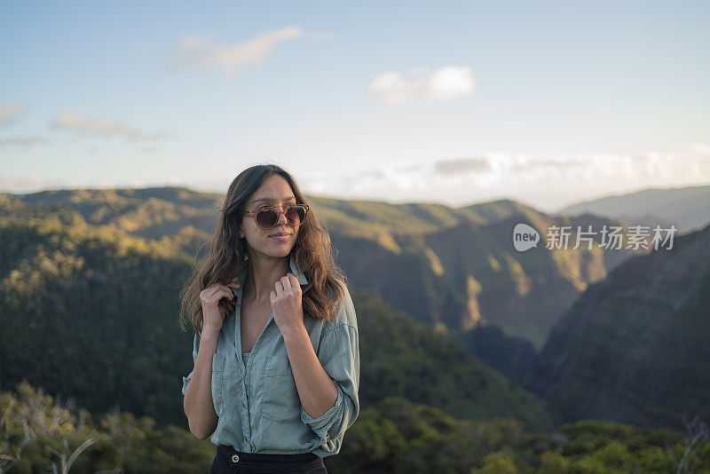 女徒步旅行者在热带雨林的观察点上放松