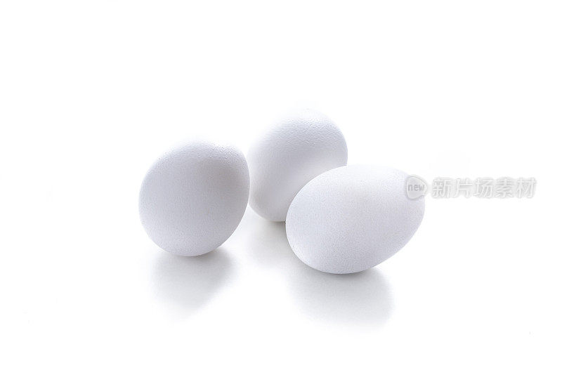 三个白色鸡蛋孤立在白色背景高关键