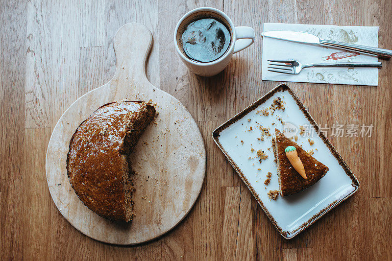 咖啡与新鲜烘焙的胡萝卜蛋糕和饼干，工作室拍摄蛋糕在木制背景，胡萝卜蛋糕stock照片，圆形蛋糕，切片蛋糕