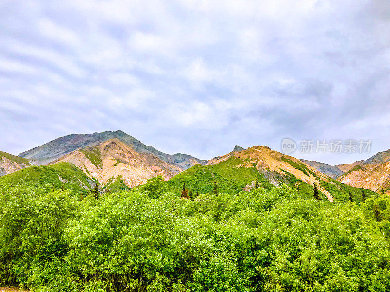 春天的阿拉斯加山脉