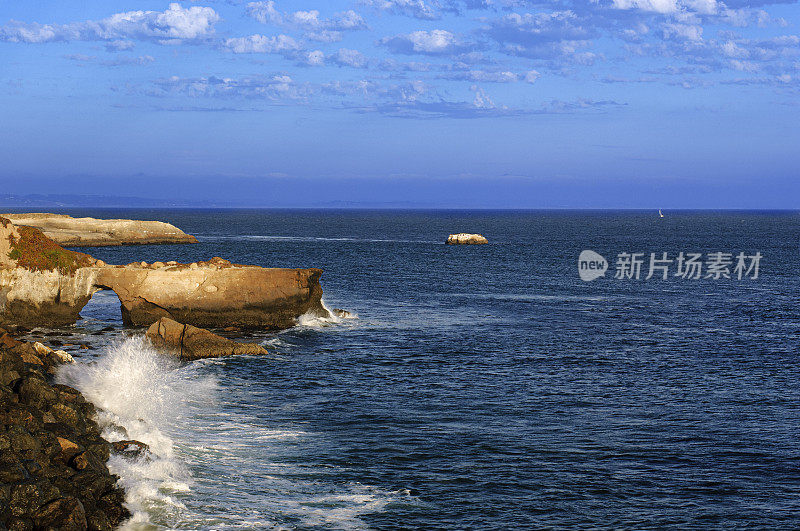 汹涌的海浪在加利福尼亚海岸的海滩上