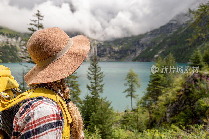 年轻女子徒步旅行在一个美丽的高山风景在夏天散步在瑞士阿尔卑斯山享受自然和户外