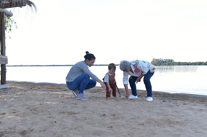 奶奶和她的女儿、孙子在海滩上