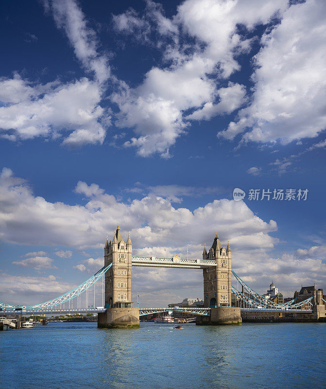 泰晤士河上的伦敦塔桥在英国一个晴朗的蓝天夏日