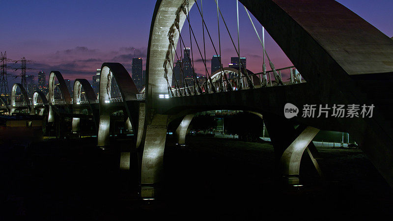 航拍的市中心天际线和第六街桥在洛杉矶，加利福尼亚州的黄昏