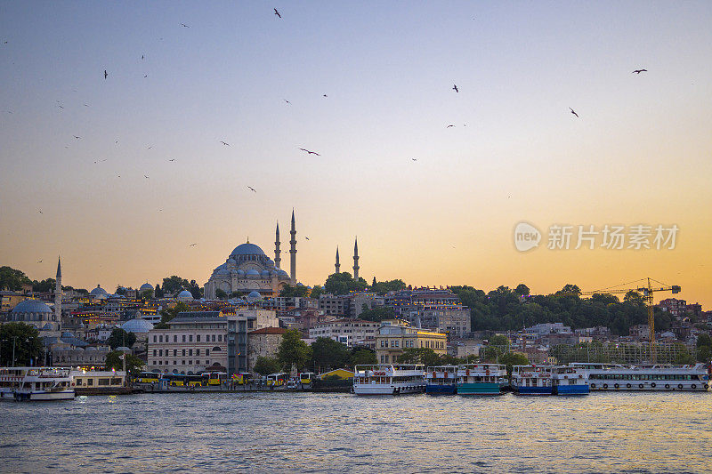 日落时分的耶尼卡米清真寺和苏莱曼尼清真寺，土耳其伊斯坦布尔