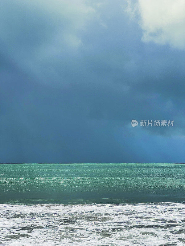 夏天的雨在海上。