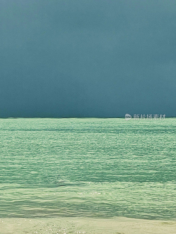 夏天的雨在海上。