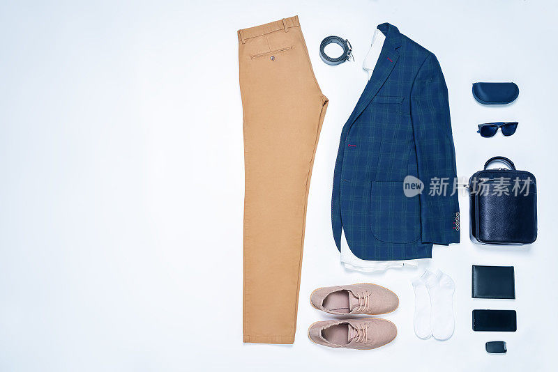 男士商务休闲装，如夹克或衬衫、裤子、袜子、运动鞋等